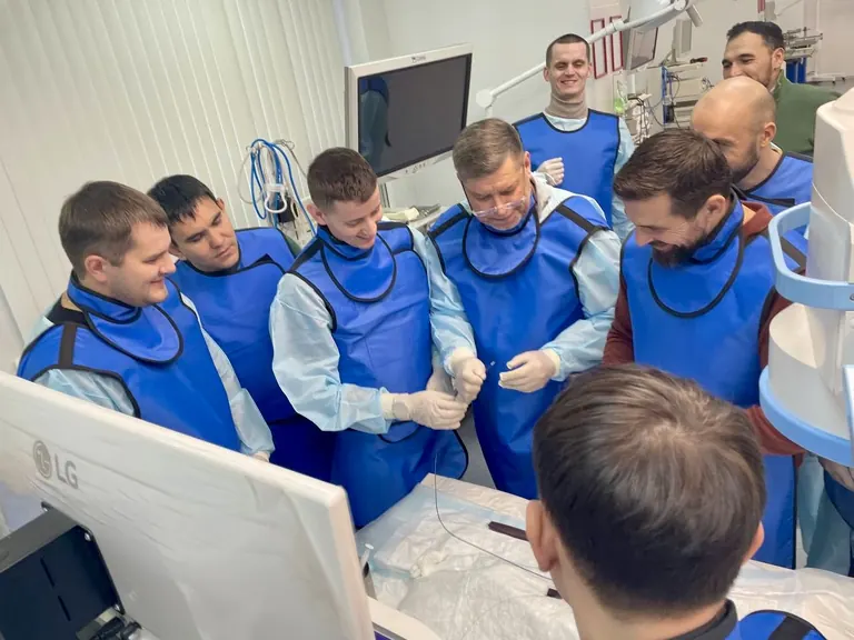 Участники кадаверного курса по медицинской специальности